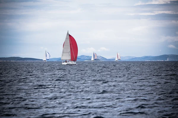 Fritids båtar vid Adriatiska havet — Stockfoto