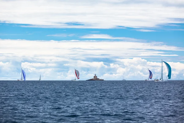 Regata de yates en el mar Adriático en tiempo ventoso —  Fotos de Stock