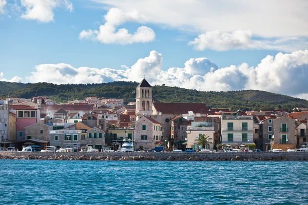 Vodice è una piccola città sulla costa adriatica in Croazia — Foto Stock