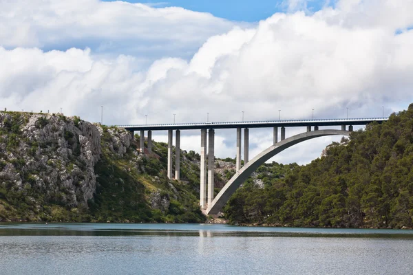 Τσιμεντένια γέφυρα πάνω από την θάλασσα του κόλπου — Φωτογραφία Αρχείου