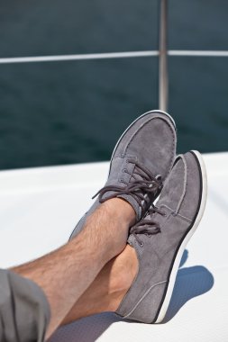 Topsiders bacaklarda kıllı adam bir çift