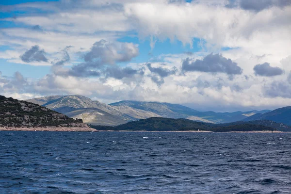 Vista sulla costa croata dal mare — Foto Stock