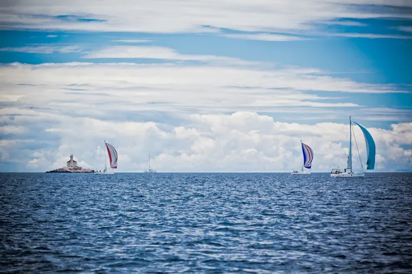 Yacht regatta på Adriatiska havet i blåsigt väder. — Stockfoto