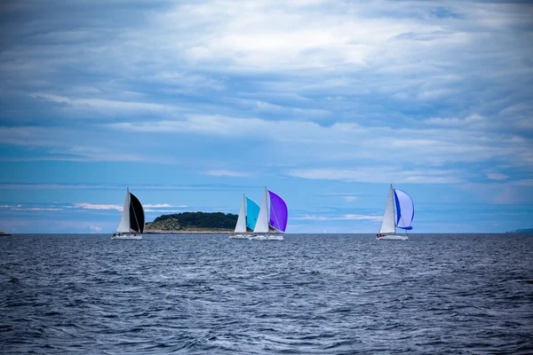 Regata di yacht al mare Adriatico con tempo ventoso — Foto Stock