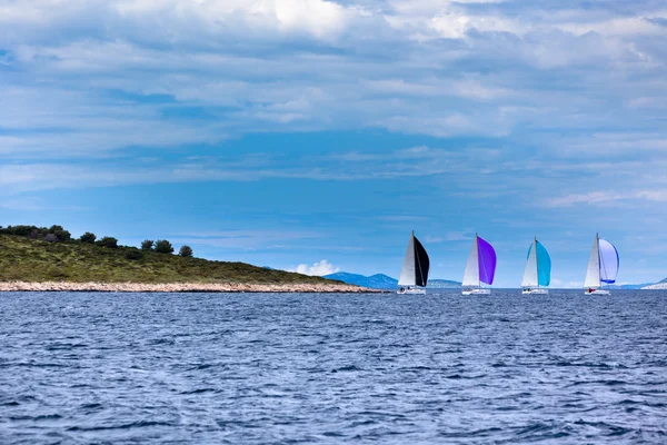 Regata di yacht al mare Adriatico con tempo ventoso — Foto Stock