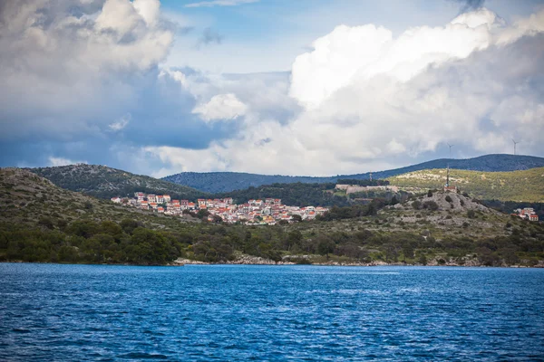 Vista de la costa croata, zona de Sibenik, desde el mar — Foto de Stock