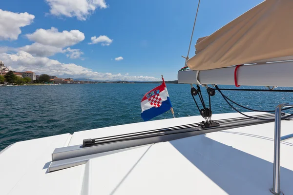 クロアチアの青い海で浮かぶ白いヨット — ストック写真