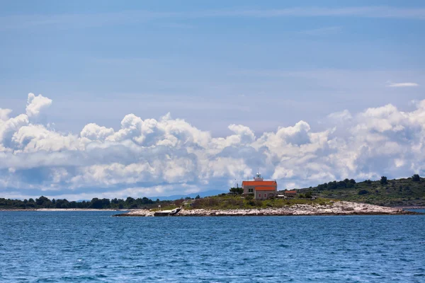 Faro en una pequeña isla en el mar Adriático — Foto de Stock