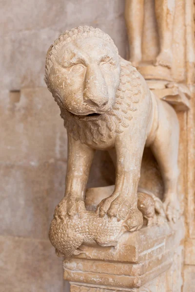 Detalhe da Catedral de São Lourenço em Trogir, Croácia — Fotografia de Stock