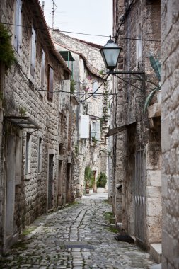 eski taş dar sokaklar Trogir, Hırvatistan