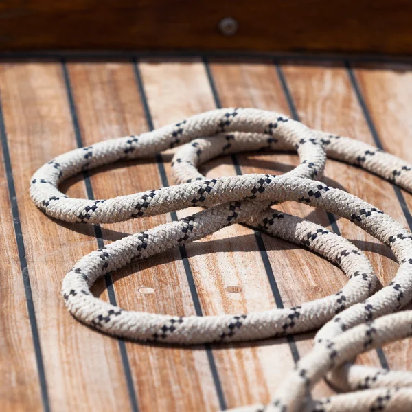 Seil auf einem Holzdeck — Stockfoto