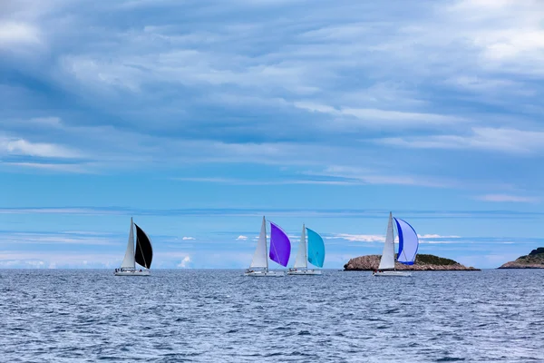 Regata di yacht al mare Adriatico con tempo ventoso — Foto Stock