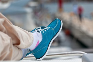 bir çift pantolon ve parlak mavi topsiders insan bacak