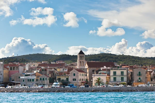 Vodice je malé město na pobřeží Jaderského moře v Chorvatsku — Stock fotografie