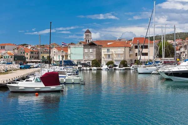 Vodice é uma pequena cidade na costa do Adriático na Croácia — Fotografia de Stock