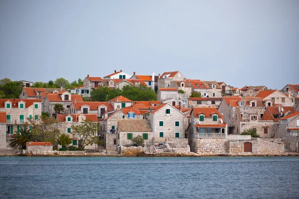 Villaggio Sepurine, isola di Prvic, vista dal mare — Foto Stock