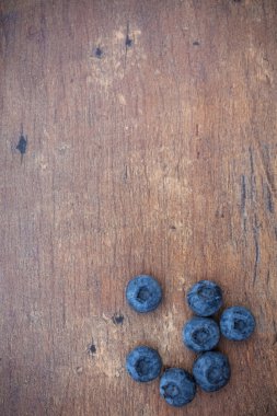 Ahşap arka planda yabanmersini