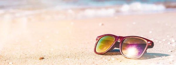 Sommerurlaub Ocean Beach Mit Sandstrand Und Sonnenbrille Urlaubshintergrund Mit Kopierraum — Stockfoto