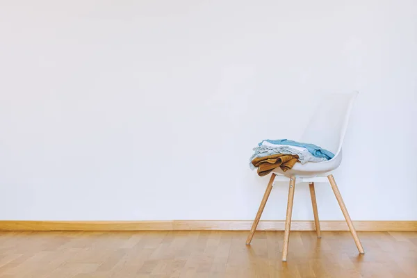 Intérieur Mur Plat Maquette Avec Des Vêtements Sur Chaise Dans Photo De Stock