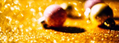 Noel kompozisyonu bozulur. Yeni yıl ya da Noel desenli daire, Xmas bayramı kutlamalarında altın arka planda fotokopi alanı ile parıltılı altın süslemeler yapıyordu. Tebrik kartı şablonu