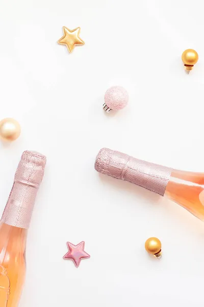 Composição Natal Ano Novo Com Garrafas Champanhe Rosa Estrela Brilhante — Fotografia de Stock
