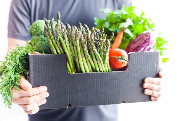 Verduras Orgánicas Frescas Entrega Verduras Manos Hombre Sosteniendo Caja Con Fotos de stock libres de derechos