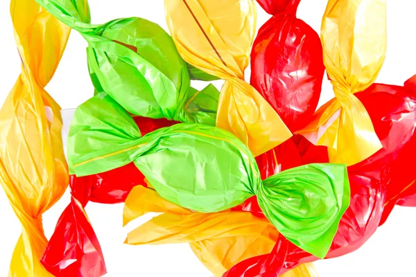 Bonbons in farbiger Verpackung isoliert auf weiß — Stockfoto