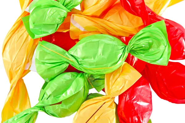 Bonbons en emballage coloré isolé sur blanc — Photo