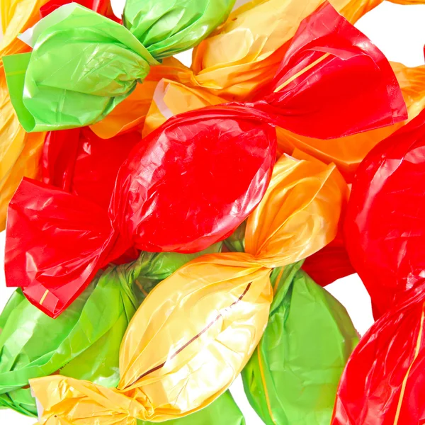 Bonbons en emballage coloré isolé sur blanc — Photo