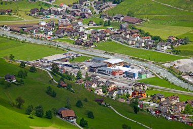 İsviçre Alpleri'nde Vadisi'nin güzel şehir