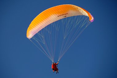 Kırım, Ukrayna - 4 Eylül: rakip Ivan zlobov Rusya yamaç paraşütü yarışmalarında 4 Eylül 2012 tarihinde klementieva dağda bölümü içinde crim alır