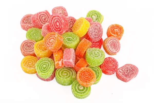 Bunte Bonbons isoliert auf weißem Hintergrund — Stockfoto