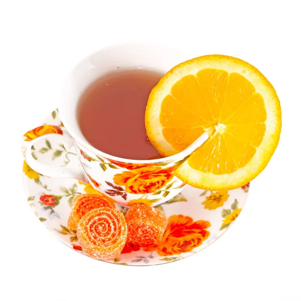 Taza de té clásica con flores rojas y naranjas — Foto de Stock