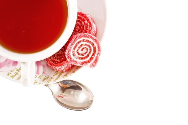Tazas de té clásicas y caramelos en colores rosa y violeta — Foto de Stock