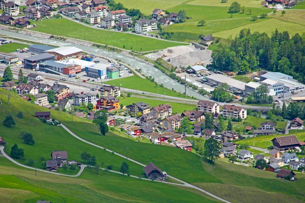 Belle ville dans une vallée des Alpes en Suisse — Photo