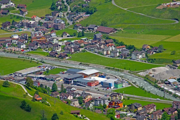 Όμορφη πόλη, σε μια κοιλάδα των Άλπεων στην Ελβετία — Φωτογραφία Αρχείου