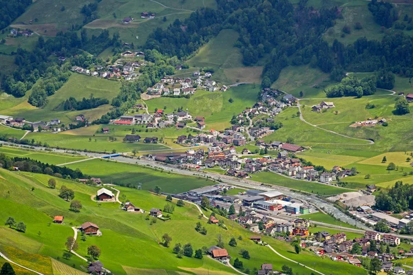 Gyönyörű város a völgyben, a svájci Alpok — Stock Fotó