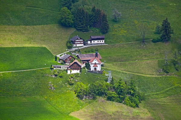Krásné město v údolí Alp ve Švýcarsku — Stock fotografie