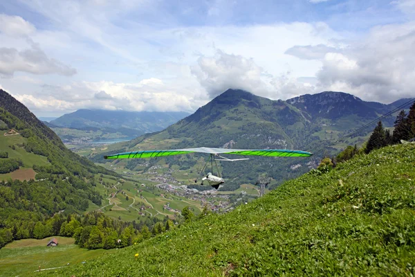 Hang zweefvliegtuig piloot in Zwitserse Alpen genomen in de zomer, — Stockfoto