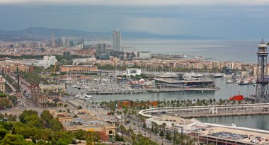 şehir bina ve park guell limandan görünümü. Barcelona, İspanya.