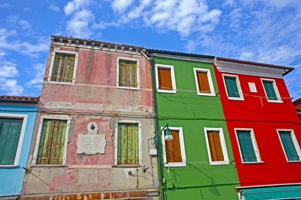 Barevné domy na ostrově Burano, Benátky, Itálie — Stock fotografie