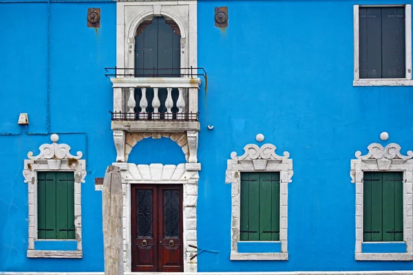 Красочные дома, взятые на острове Бурано, Венеция, Италия — стоковое фото