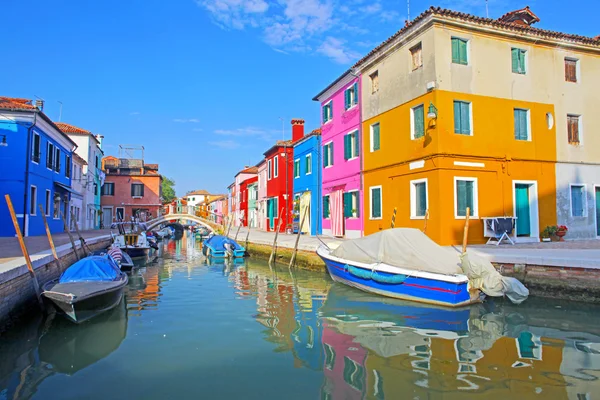 이탈리아 베니스의 부아노 섬에서 찍은 화려 한 가옥들 — 스톡 사진
