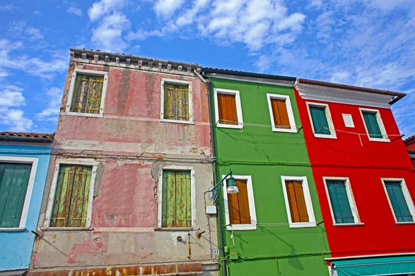Красочные дома, взятые на острове Бурано, Венеция, Италия — стоковое фото