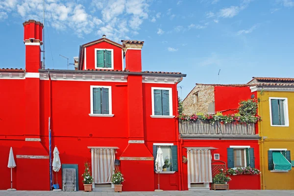 Barevné domy na ostrově Burano, Benátky, Itálie — Stock fotografie