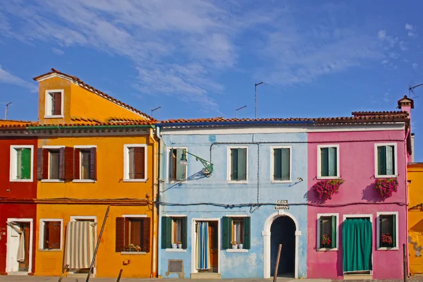 Färgglada hus tagna på Burano ön, Venedig, Italien — Stockfoto