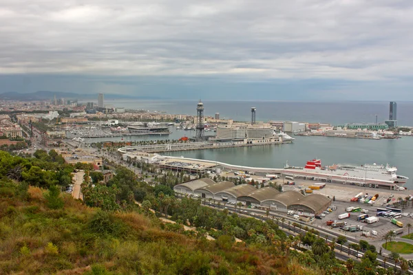 Blick auf städtische Gebäude und den Hafen vom Park Güell aus. Barcelona, Spanien. — Stockfoto