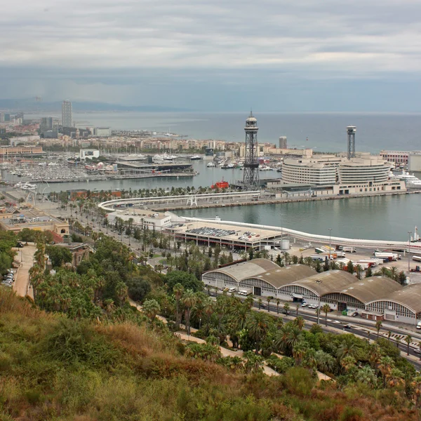 Widok z portu od parku guell i budynków miasta. Barcelona, Hiszpania. — Zdjęcie stockowe