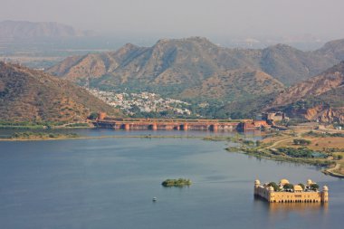 adam sagar Gölü su sarayda (jal mahal).