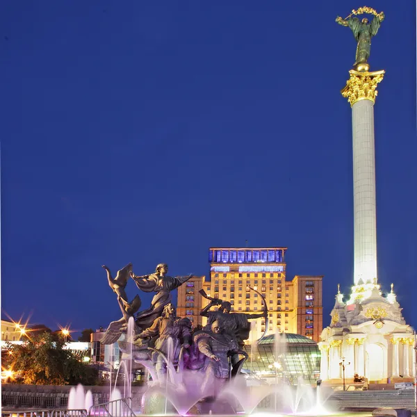 Evening independence square (Kiev centre, Ukraine) with monument to Kiev-City founders — Stock Photo, Image